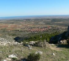 Notre village avec l'étang de Salses et la mer méditerranée au loin.