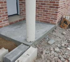 Préparation des fondations pour la jardinière en brique en façade