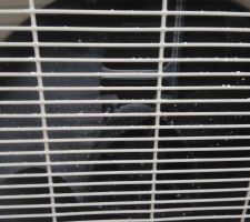 Rien n'a été projeté lors du nouvelle "enduit". La pompe à chaleur n'y a pas échappée...