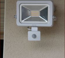 Projecteur LED à détection (30W) à l'entrée des garages