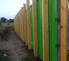 Mise en place des bastaing entraxe 800 ( a cause des ondes du container), les pattes de fixations sont soudées