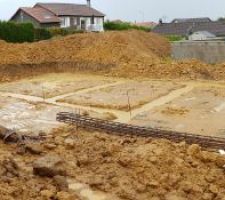 Suite des tranchées. vue d'ensemble depuis le futur emplacement de la porte d'entrée du terrain.