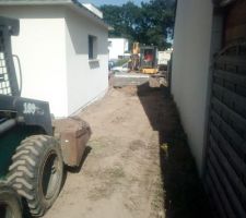 Terre rabattue et mise a niveau. Beaucoup plus agreable !