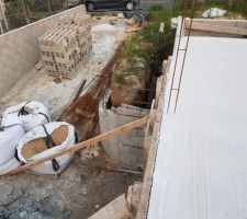 Autre vue de la dalle du RDC on peut &eacute;galement voir l'autre mur de descente de garage avec l'arrondie