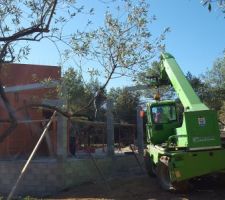 Mise en place des poutres BA sur la terrasse couverte