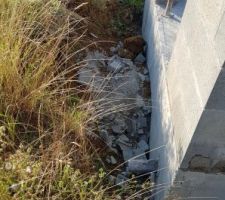 Vue des déchets dans nos douves toujours pas bouchées par le terrassier