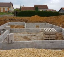 Vide sanitaire en cours (vu de l'all&eacute;e, c&ocirc;t&eacute; garage)