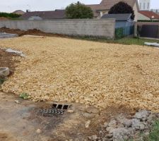 All&eacute;e du terrain menant au garage (vue depuis la rue).