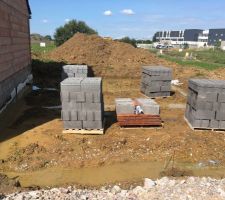 Les parpaings sont arriv&eacute;s