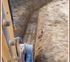 Fouilles en rigoles qui recevront les armatures métalliques et le béton