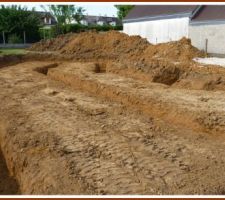 Fouilles en rigoles qui recevront les armatures métalliques et le béton