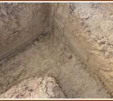 Fouilles en rigoles qui recevront les armatures métalliques et le béton