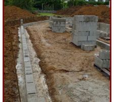 Vide Sanitaire : Trois rangs de parpaings pos&eacute;s sur les fondations et li&eacute;s par le ferraillage
