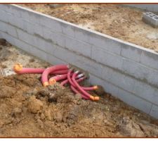 Gaines en attente pour le passage des c&acirc;bles et tuyaux