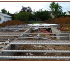 Pose des poutrelles en b&eacute;ton arm&eacute;
