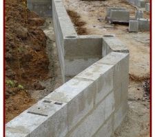 A chaque changement de direction et sur les grandes longueurs des parpaings avec trou seront plac&eacute;s pour r&eacute;aliser les poteaux qui formeront une armature liant les fondations, murs du vide sanitaire et le plancher dalle