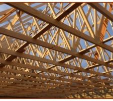 Cette structure est ancrée dans le chainage (en béton armé) du haut des murs