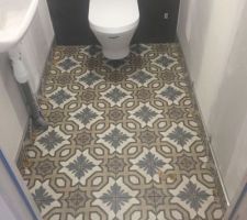 Carrelage wc étage et salle de bain
acheté chez CVS à Troyes
pour le bâtiment c'est "?" 
Sa donne un petit coté orientale à la maison.