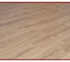 Parquet stratifié flottant d'un aspect agréable, proche d'un parquet bois, dans les chambres l'usure ne doit pas être trop importante