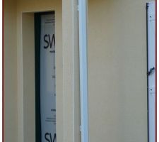 Gouttière placée sur le retour du poteau pour une meilleure esthétique (les gouttières ont été placées afin qu'elles soient les moins visibles