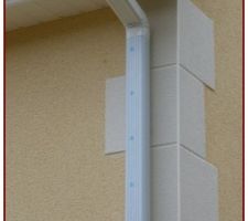 Détails chaine d'angle et gouttière aluminium blanche