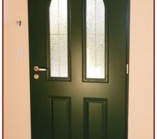 Porte d'entrée verte , peinture saumon clair (pastel)
