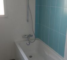 Salle de bain presque terminée. Reste a faire le ménage et mettre un miroir