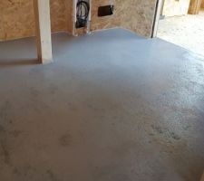 Premi&egrave;re couche de peinture de sol industrielle dans le local technique