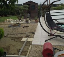 Nouveaux travaux d'aménagement extérieur et création d'une petite terrasse pour mettre le fauteuil suspendu sous l'ombre du platane murier