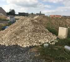 D?ou vient cette terre arriv&eacute;e devant chez nous ce jour !!!