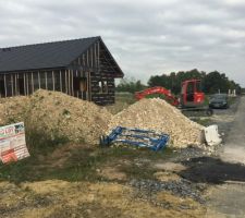 D?ou vient cette terre arriv&eacute;e devant chez nous ce jour !!!