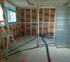 Electricité en cours. Future salle d'eau et chambre parentale avec porte coulissante entre les deux.