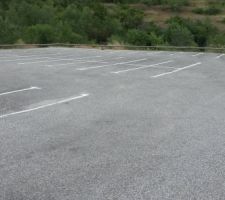 Le parking voisin dont les places sont matérialisées. Pas sûr que cela suffise tous les jours.