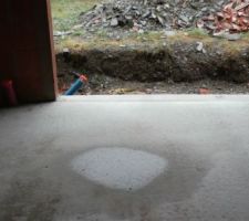 Une flaque d'eau dans le garage. Rien d'alarmant c'est la cons&eacute;quence de violents orages avec du vent.