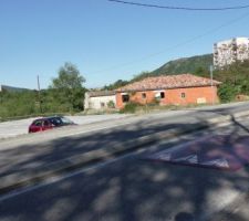 La maison en construction avec, &agrave; sa gauche, la vieille baraque de vigne.