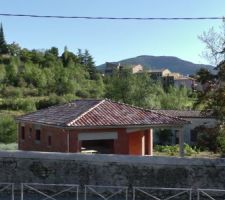 Une vue plongeante &agrave; partir de l'&eacute;cole primaire de la construction. Derri&egrave;re, la vieille baraque de vigne.