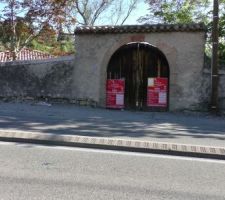 L'entr&eacute;e en venant &agrave; droite par le porche est un peu juste avec la remorque et la sortie est plus ais&eacute;e depuis que le garde-corps a &eacute;t&eacute; raccourci. Merci sinc&egrave;re &agrave; la ville de Privas.