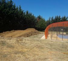 Je garde la terre pour niveler le terrain