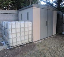Installation des 2 cuves de récupération d'eau sur le côté de l'abri.