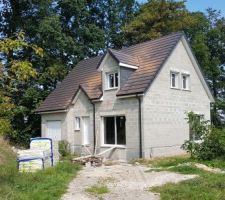 Pose des portes et fenêtres.