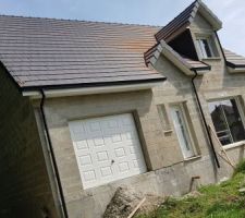 Pose des portes et fenêtres.