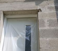 Pose des portes et fenêtres.