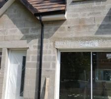 Pose des portes et fenêtres.