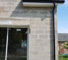 Pose des portes et fenêtres.