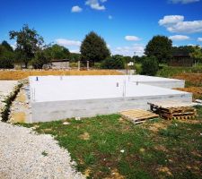 Dalle terminé la maison fait petite mais cela changera quand les murs seront montés