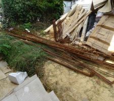 Tous les ferraillages restant alors que les murs sont quasi finis... je ne sais pas s'il faut s'inquiéter. Beaucoup étaient enfuit sous l'herbe.