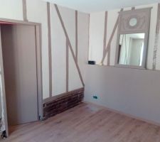 Quelle idée j?ai eu de vouloir garder les colombages apparents sur les murs ne demandant pas d?isolation intérieures . Que de boulot pour enlever toutes les couches au-dessus polystyrène, plâtres collés bref un travail de cingle