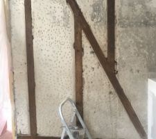 Quelle idée j?ai eu de vouloir garder les colombages apparents sur les murs ne demandant pas d?isolation intérieures . Que de boulot pour enlever toutes les couches au-dessus polystyrène, plâtres collés bref un travail de cingle