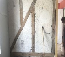 Quelle idée j?ai eu de vouloir garder les colombages apparents sur les murs ne demandant pas d?isolation intérieures . Que de boulot pour enlever toutes les couches au-dessus polystyrène, plâtres collés bref un travail de cingle