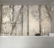Quelle idée j?ai eu de vouloir garder les colombages apparents sur les murs ne demandant pas d?isolation intérieures . Que de boulot pour enlever toutes les couches au-dessus polystyrène, plâtres collés bref un travail de cingle